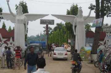 স্বপ্নপুরীতে মানুষের উপচে পড়া ভিড়